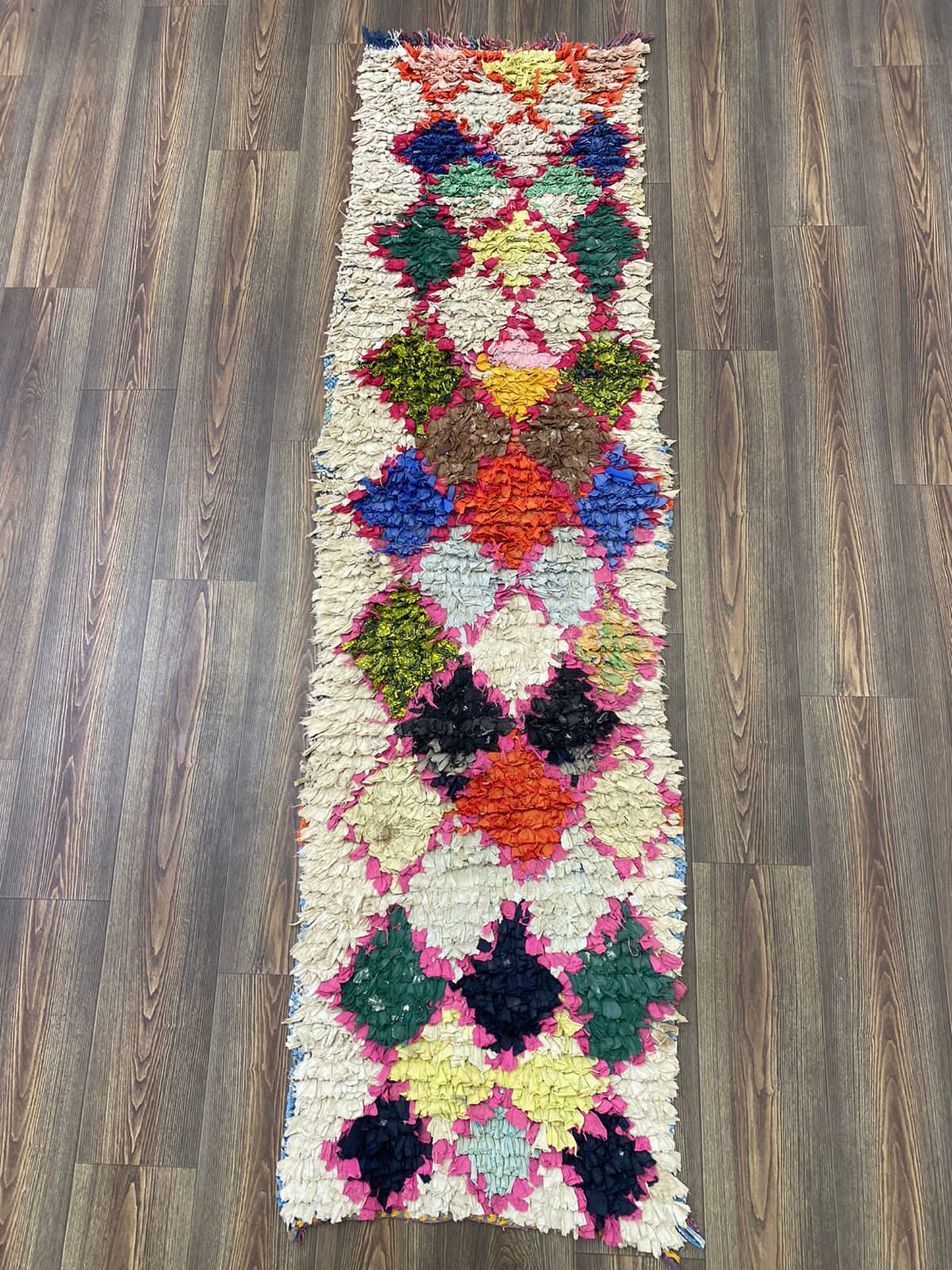 Tapis de couloir Boucherouite à diamants vintage 8x2 pieds.