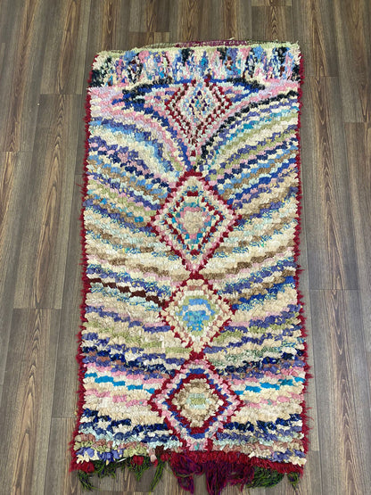 Tapis marocain Boucherouite coloré 6x3. Tapis de couloir tissé tribal berbère étroit à poils longs.