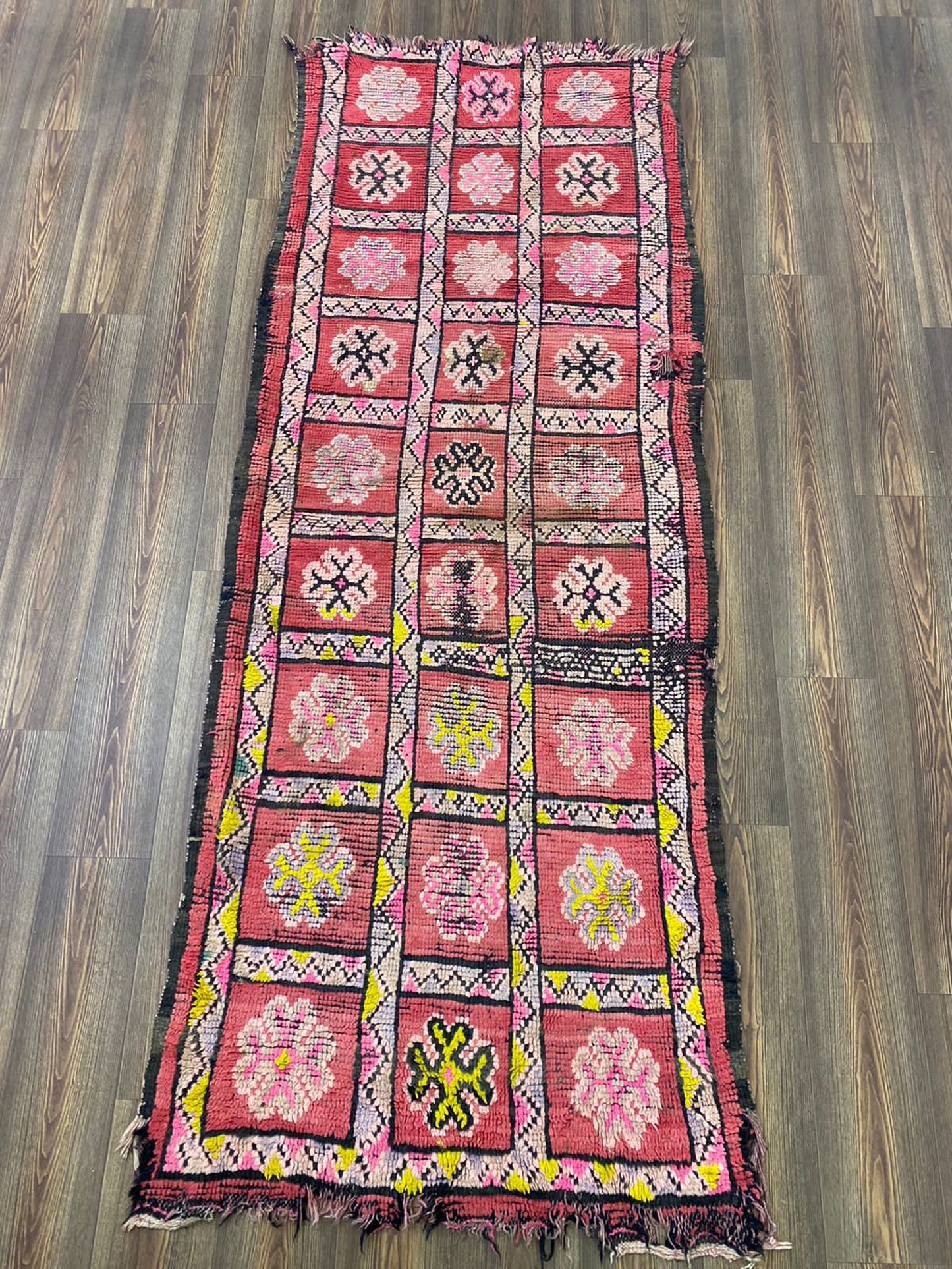 Tapis berbère rouge délavé 3x9, tapis de couloir marocain vintage.