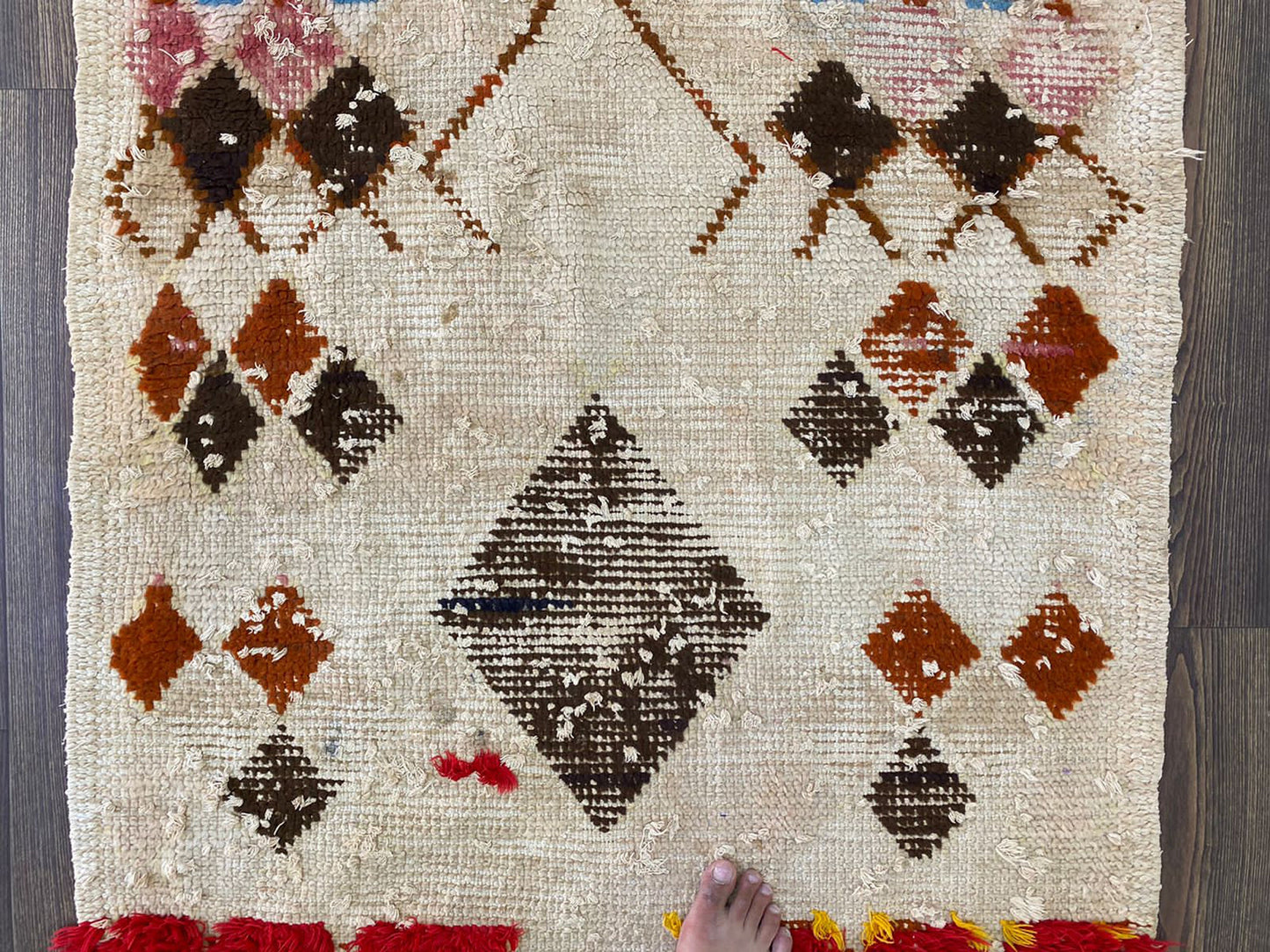 Tapis de couloir berbère à motif de diamants de 7 x 3 pieds.