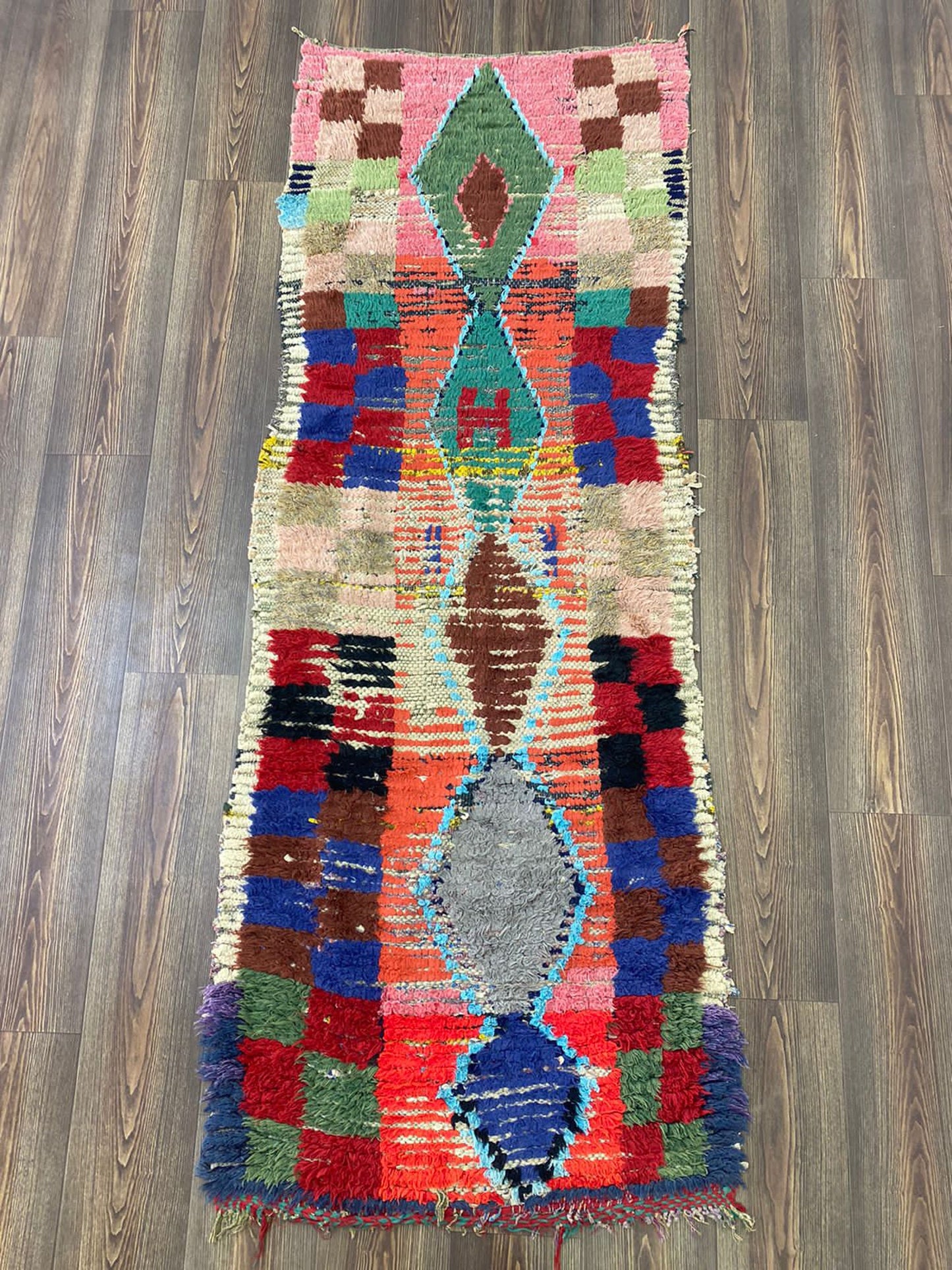 Tapis de couloir tribal berbère coloré de 3 x 7 pieds.