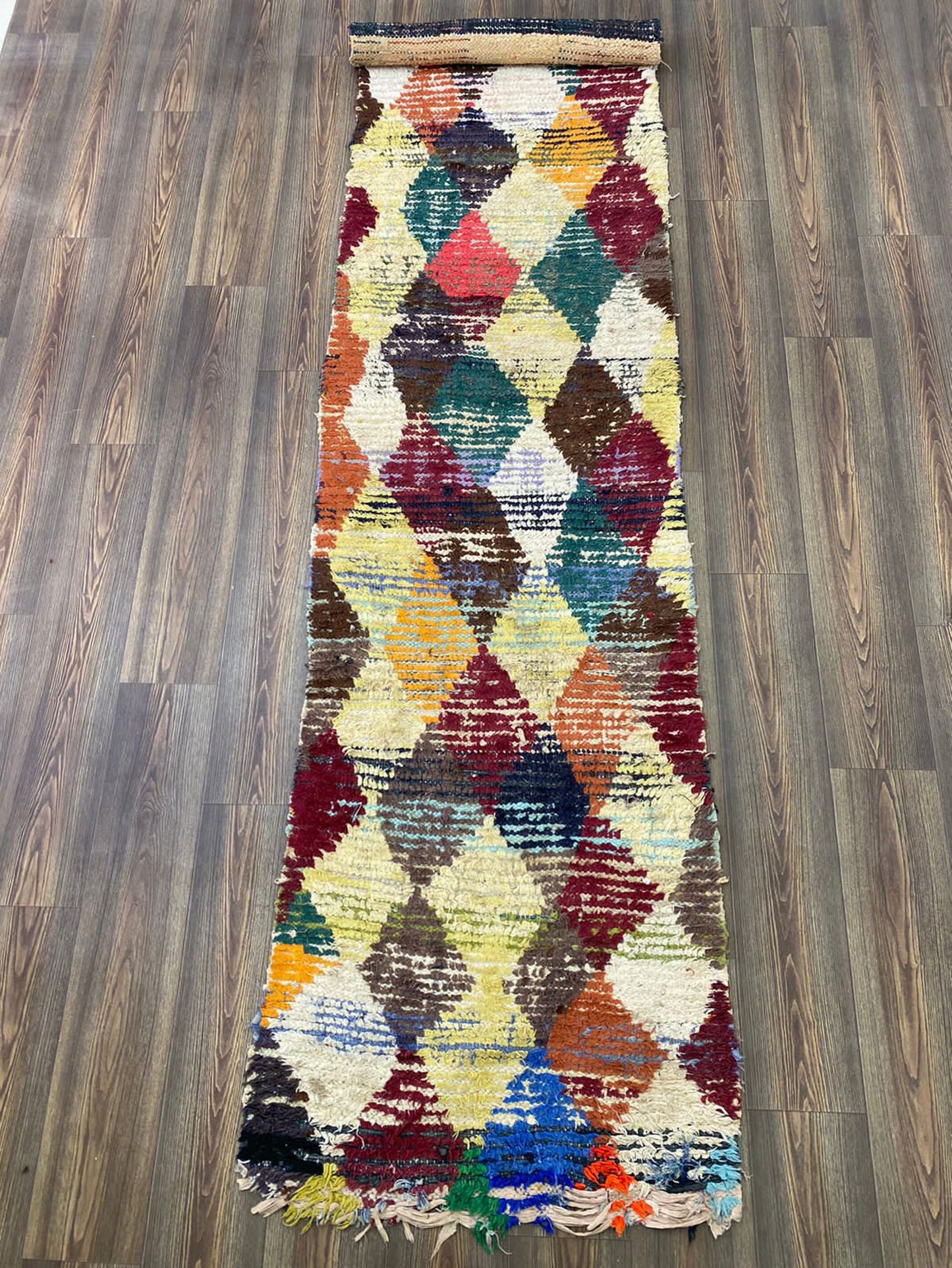 Tapis marocain vintage à motifs de diamants, 3x11 pouces de long.