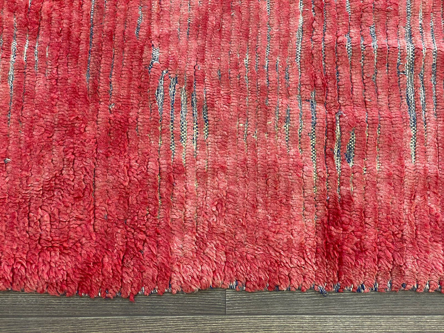 Tapis de couloir berbère marocain vintage 3x9 de couleur rouge délavé.