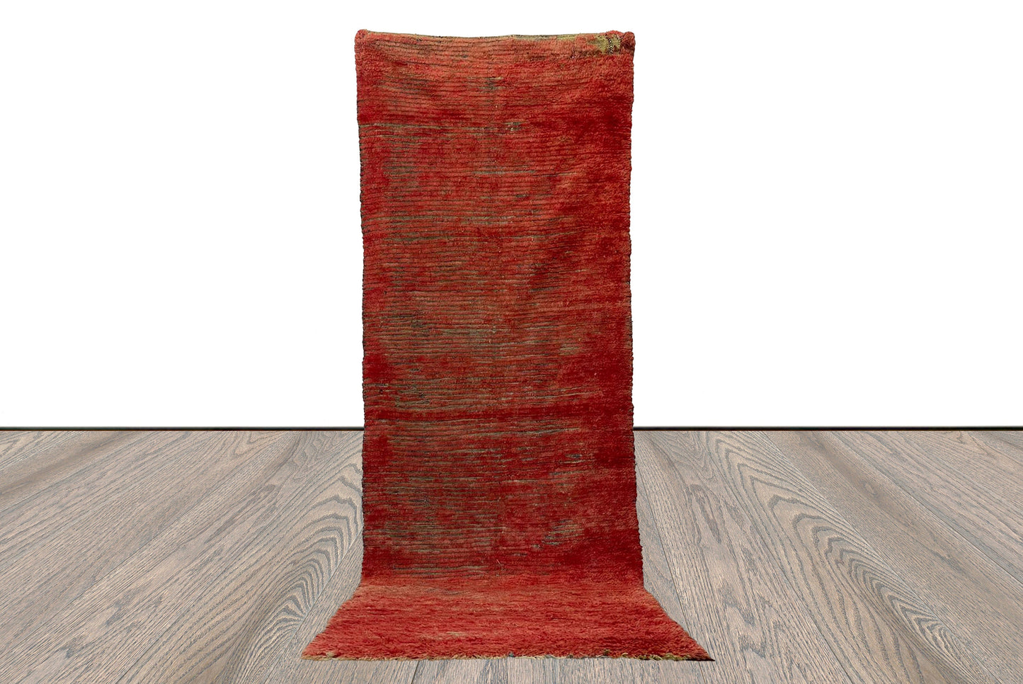 Tapis de couloir berbère marocain vintage 3x9 de couleur rouge délavé.