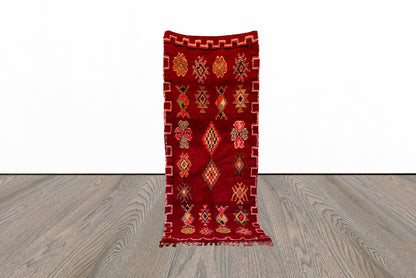 Grand tapis marocain vintage rouge 3x9. Tapis berbère en laine tissé à la main.