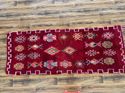 Grand tapis marocain vintage rouge 3x9. Tapis berbère en laine tissé à la main.