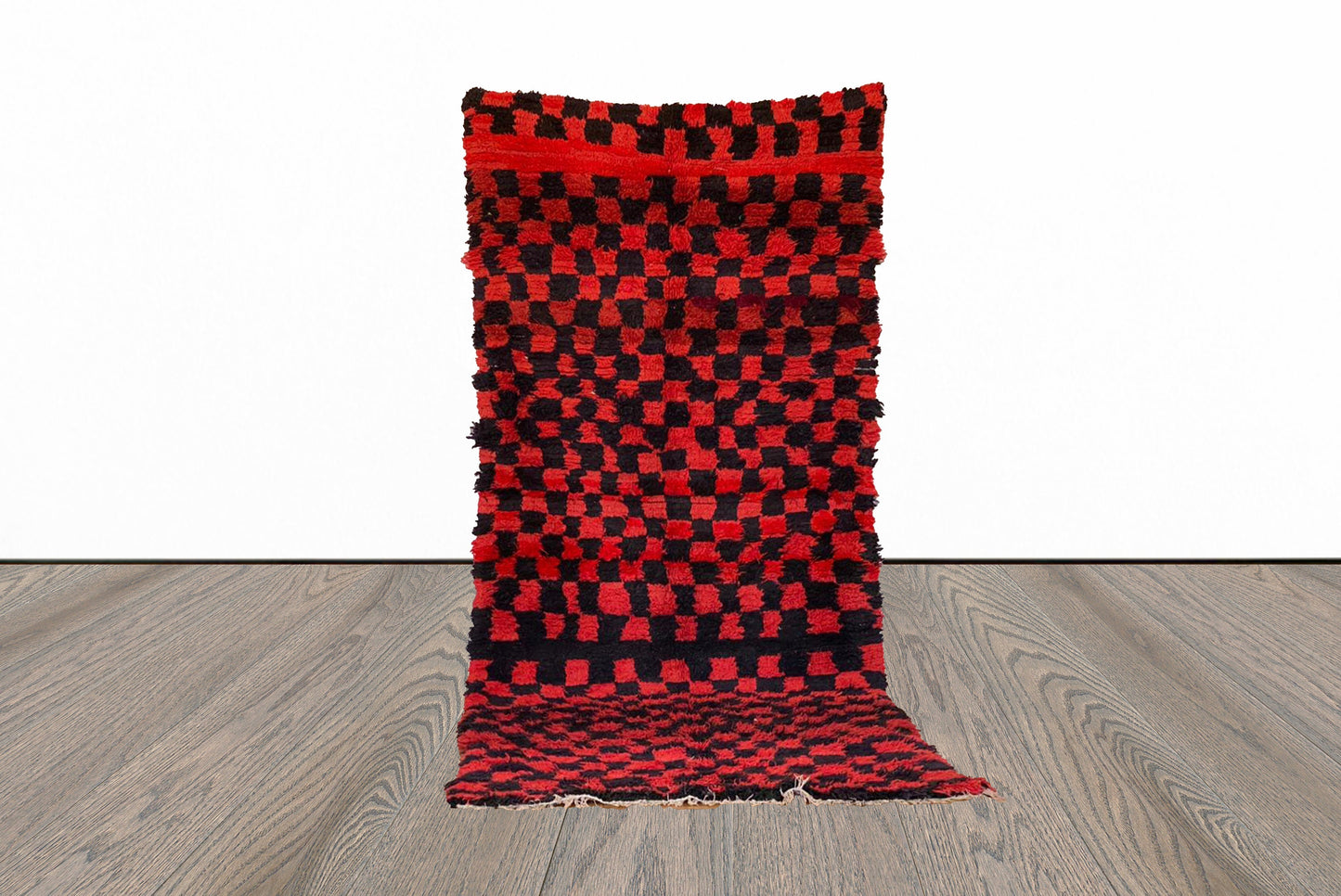 Grand tapis de couloir vintage marocain à carreaux rouge et noir 4x10.