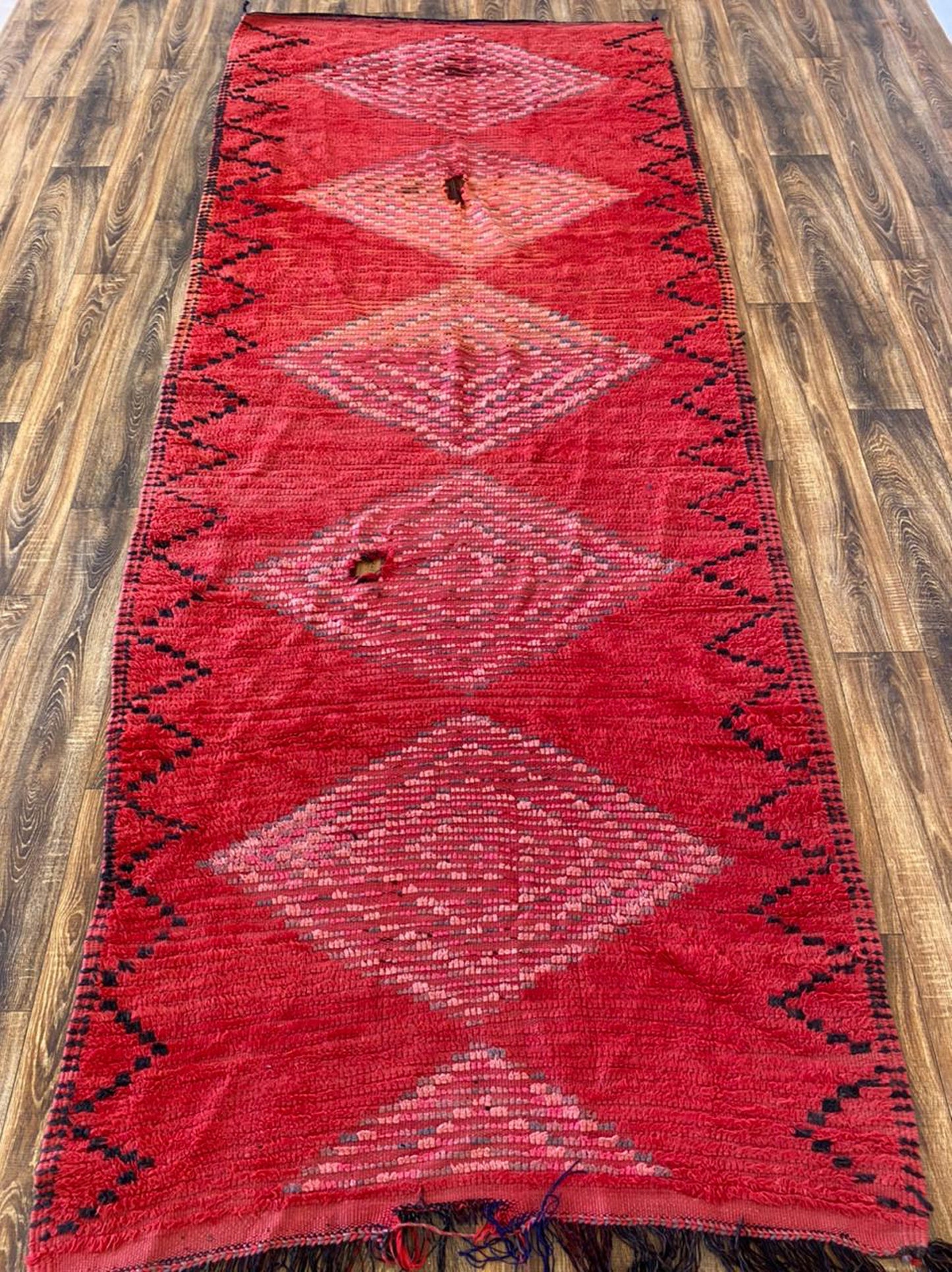 Tapis de couloir marocain vintage rouge abstrait 4x11, tapis de couloir berbère extra long.