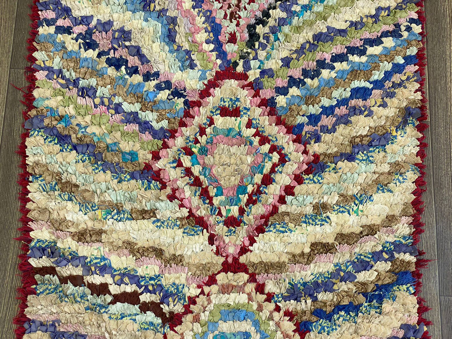 Tapis marocain Boucherouite coloré 6x3. Tapis de couloir tissé tribal berbère étroit à poils longs.