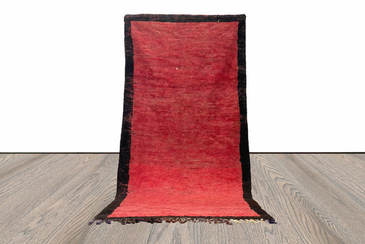 Tapis marocain vintage en laine rouge 4x9.