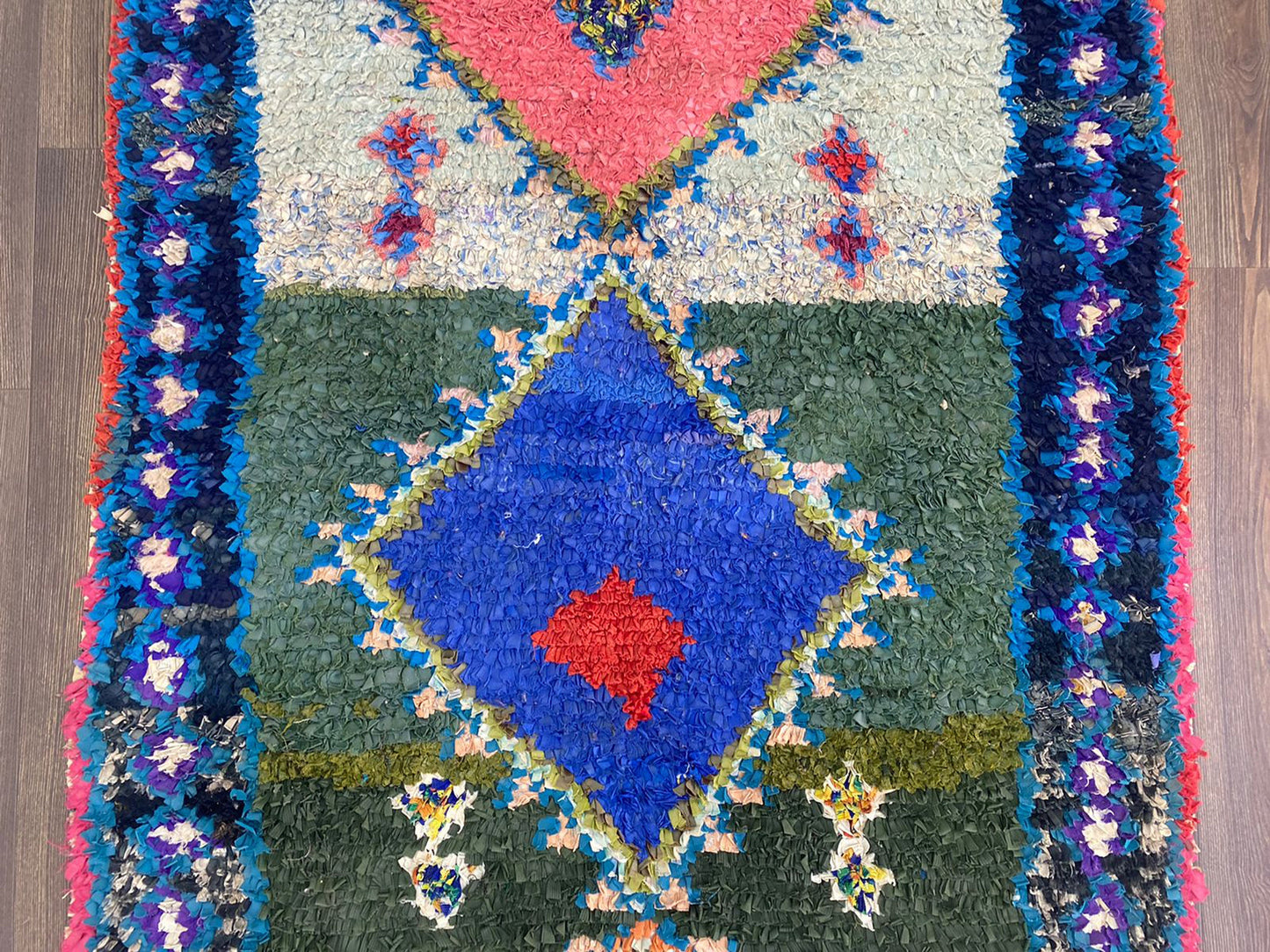 Tapis Boucherouite berbère marocain coloré 4x8 pieds.