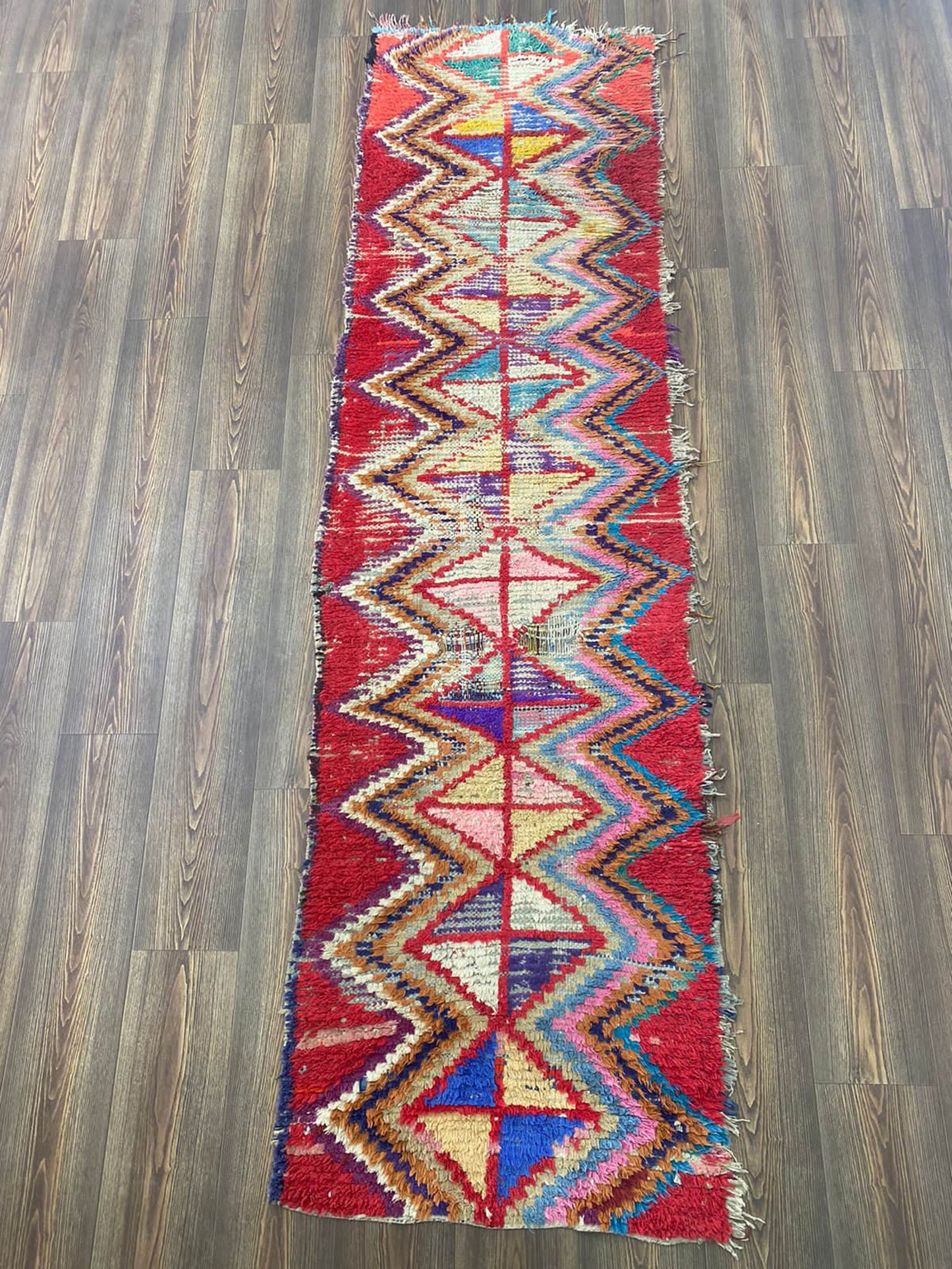 Tapis berbère marocain coloré de 2 x 9 po de long.