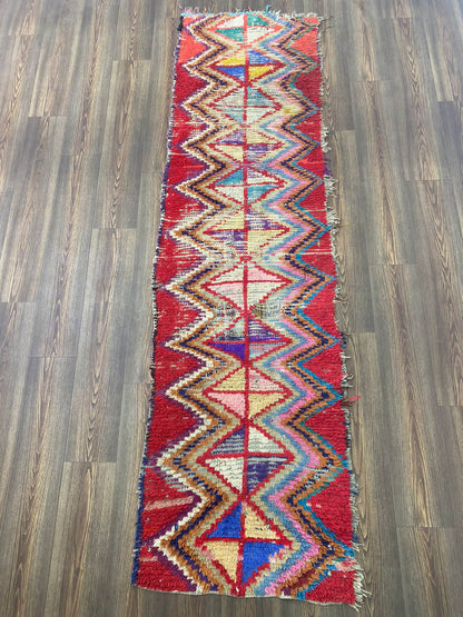 Tapis berbère marocain coloré de 2 x 9 po de long.