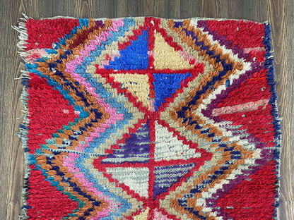 Tapis berbère marocain coloré de 2 x 9 po de long.