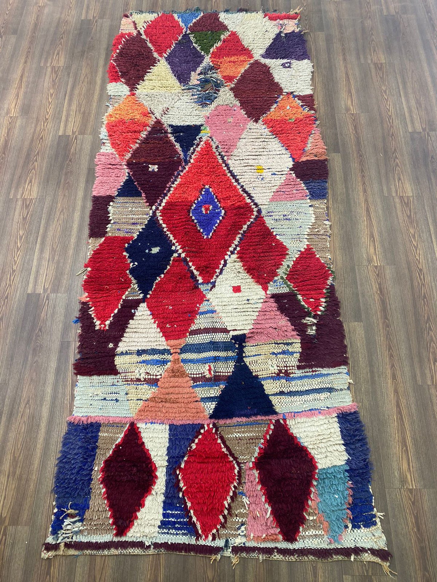 Tapis marocain vintage à motifs de diamants de 4 x 10 pieds.