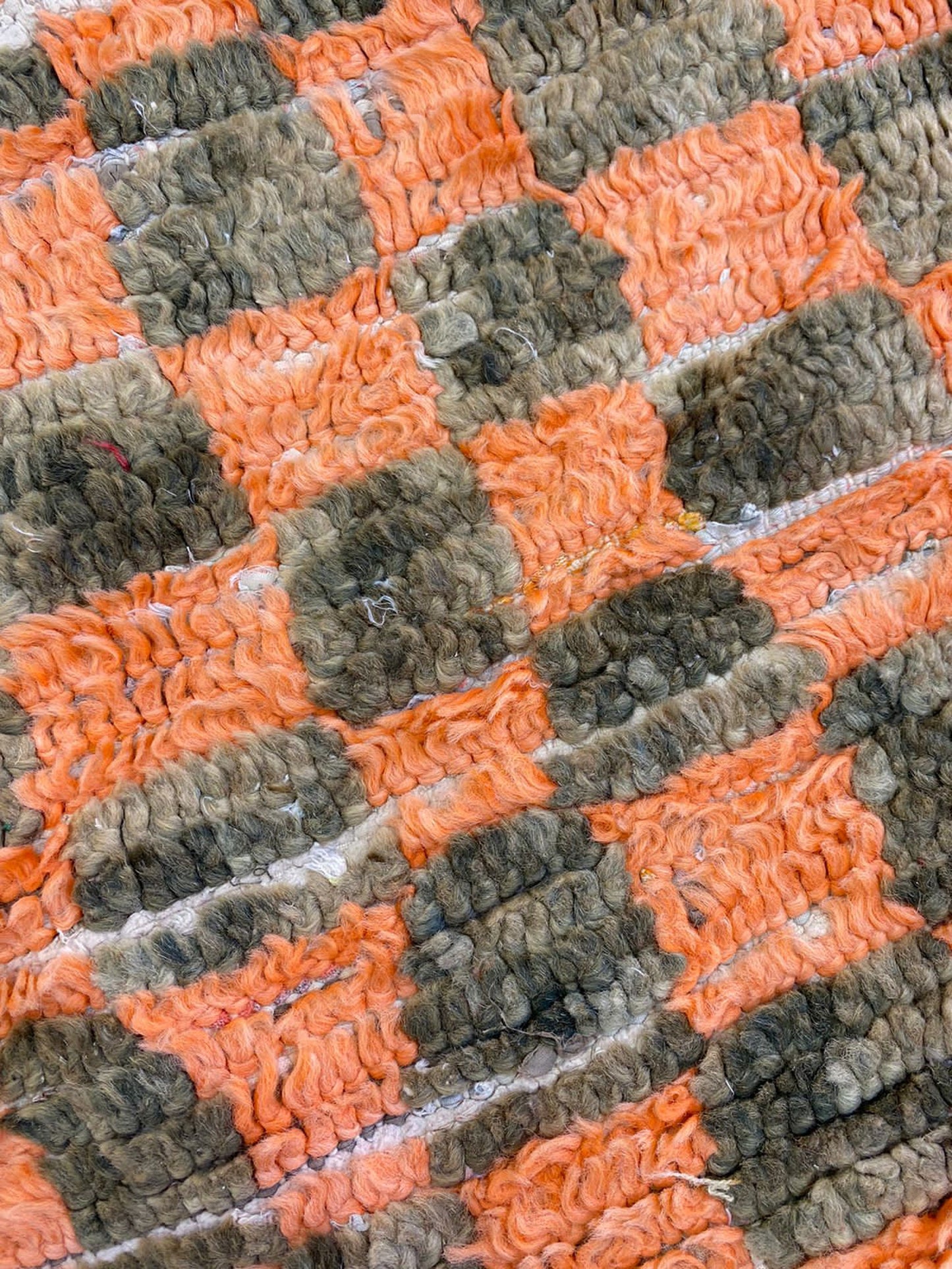 Tapis marocain à carreaux orange et noir 4x6, aspect usé.