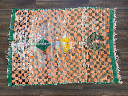 Tapis marocain à carreaux orange et noir 4x6, aspect usé.