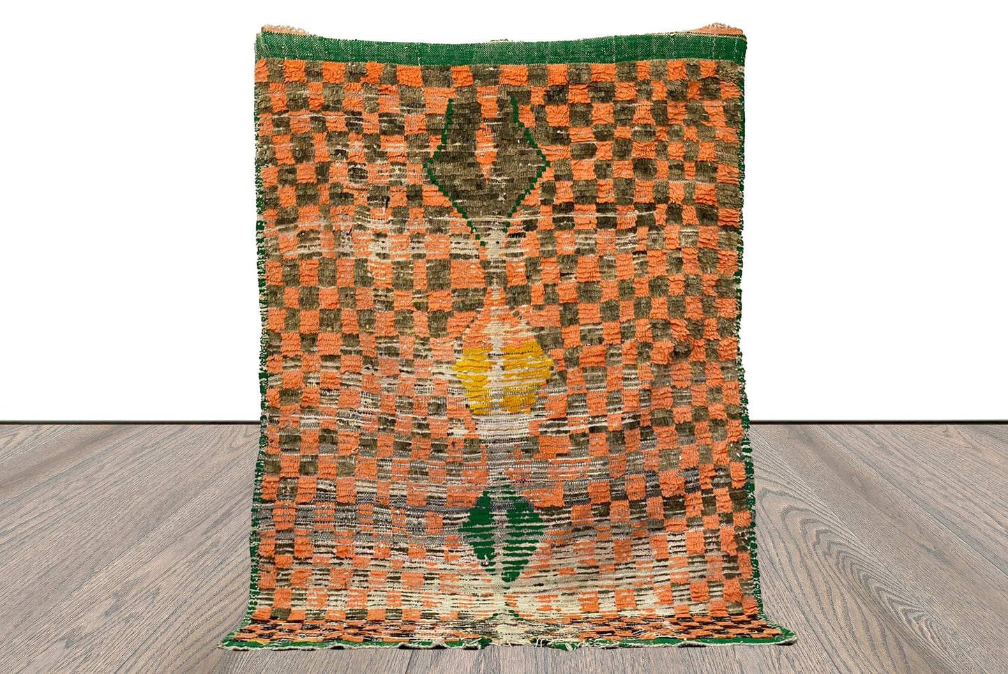 Tapis marocain à carreaux orange et noir 4x6, aspect usé.