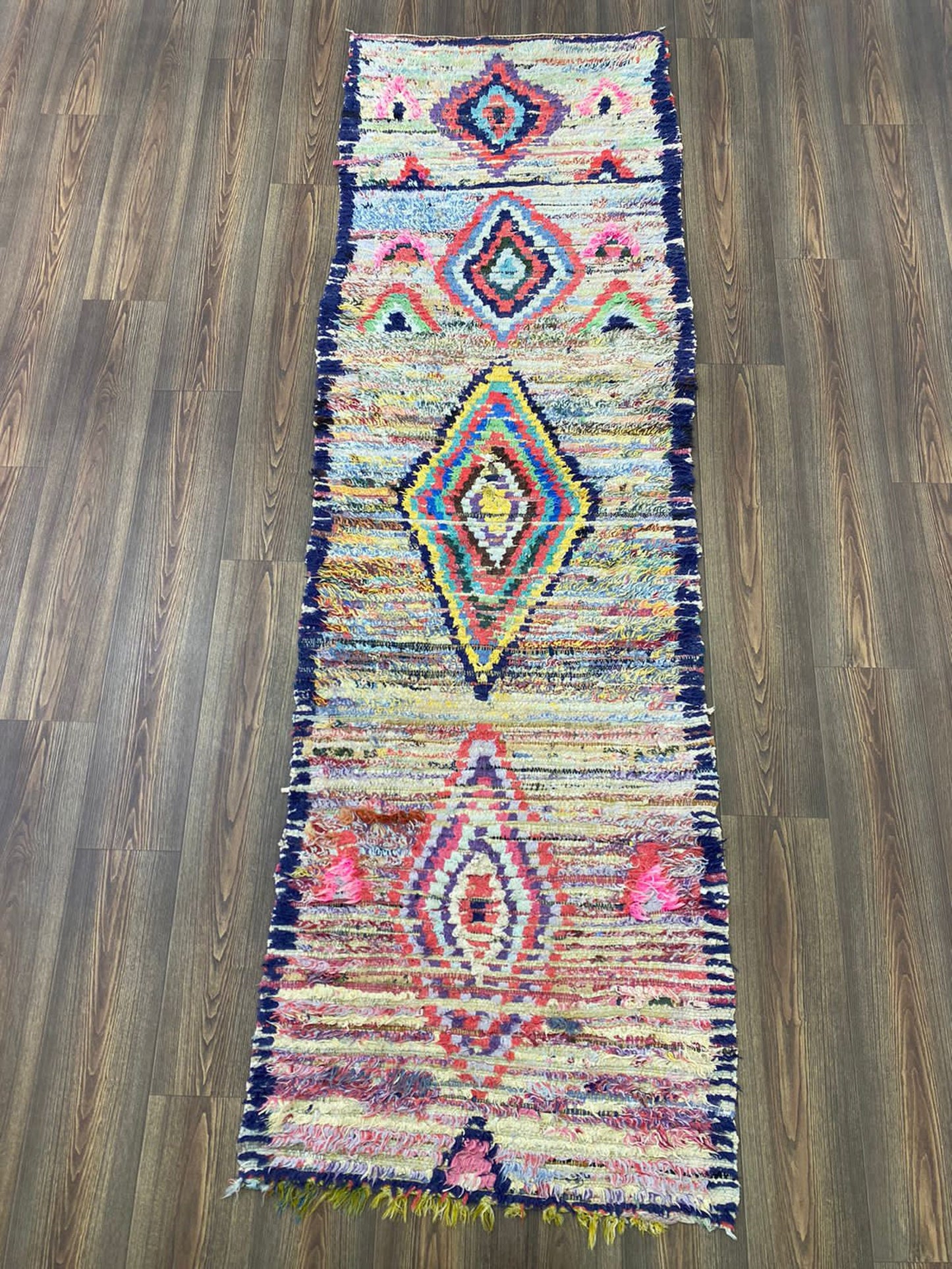 Tapis marocain étroit tissé à la main 3x9, usé.