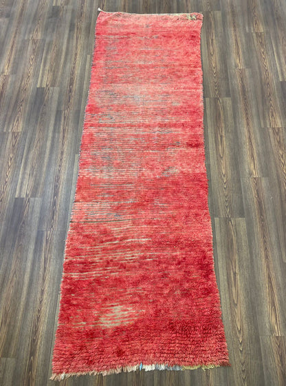 Tapis de couloir berbère marocain vintage 3x9 de couleur rouge délavé.