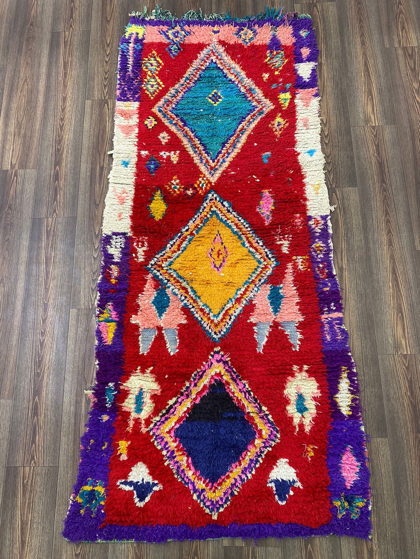 Tapis vintage tissé en losanges 3x7, tapis de couloir rouge marocain.