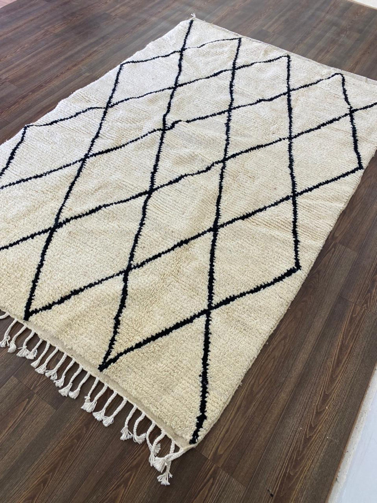 Tapis marocain berbère personnalisé en laine noir et blanc Beni Ourain.