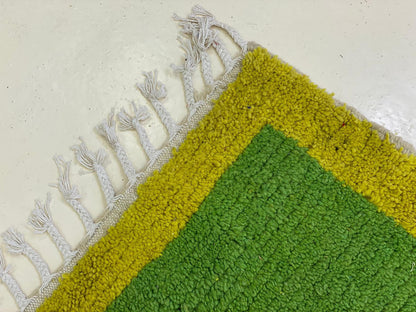 tapis marocain vert à bordures, tapis berbère marocain fait main