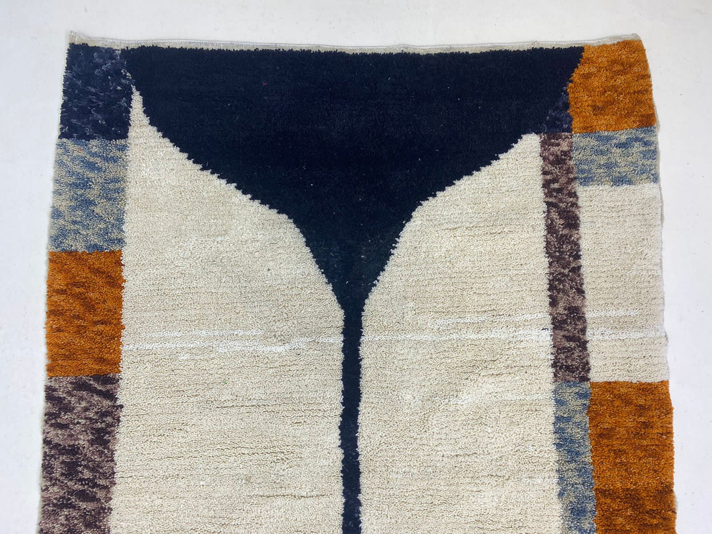 Tapis berbère marocain, tapis faits à la main sur mesure pour la décoration intérieure.