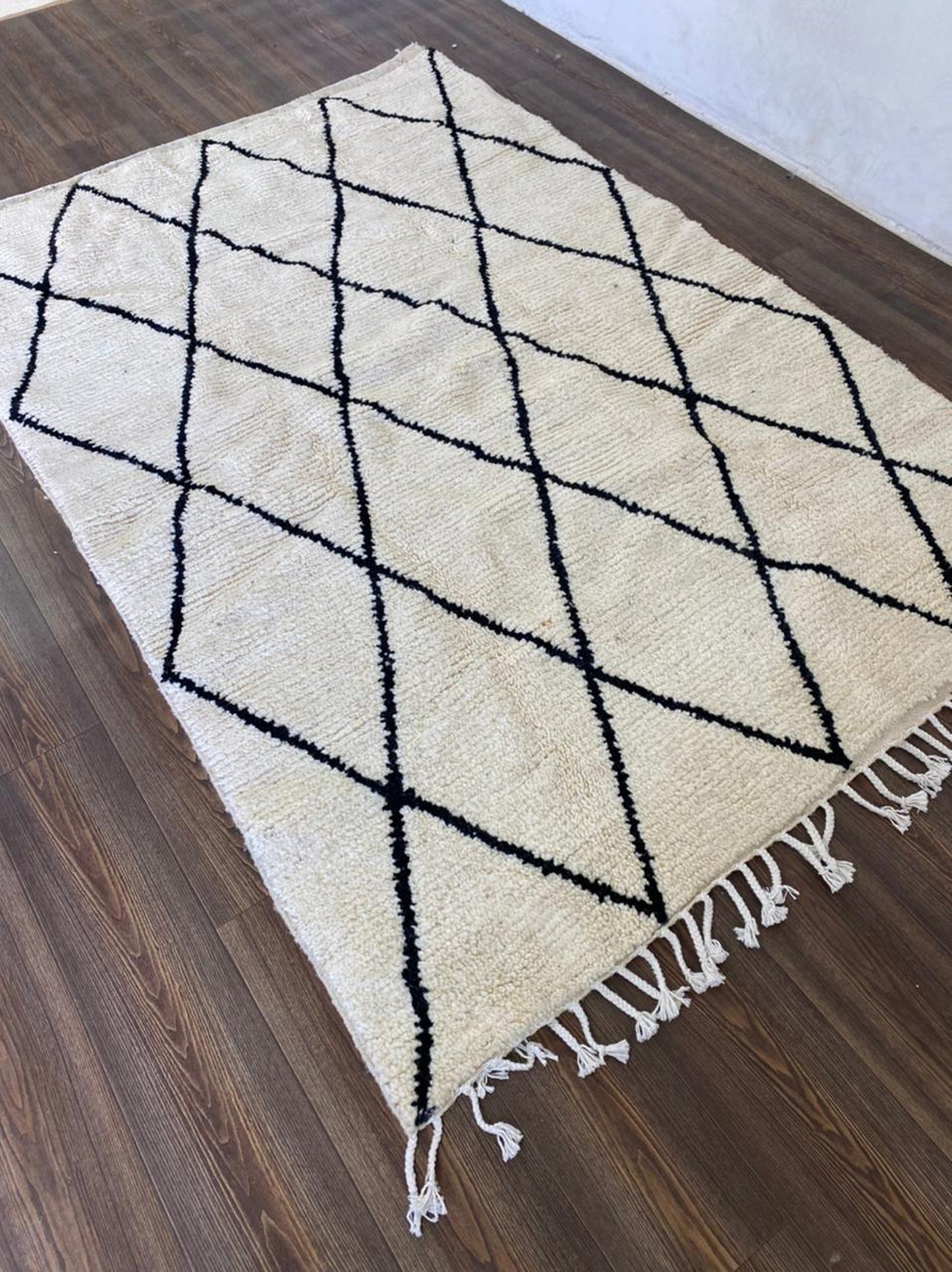 Tapis marocain berbère personnalisé en laine noir et blanc Beni Ourain.