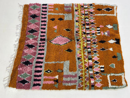 Tapis berbère marocain tissé à la main. Tapis tribaux tissés.