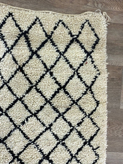 Tapis marocain à losanges noir et blanc 8x4.