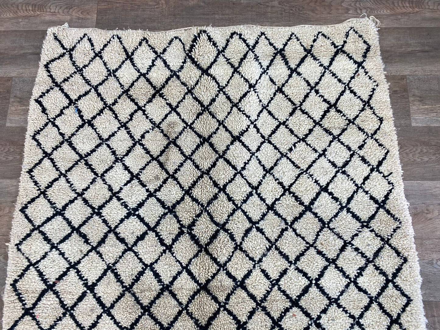 Tapis marocain à losanges noir et blanc 8x4.