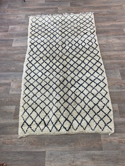 Tapis marocain à losanges noir et blanc 8x4.