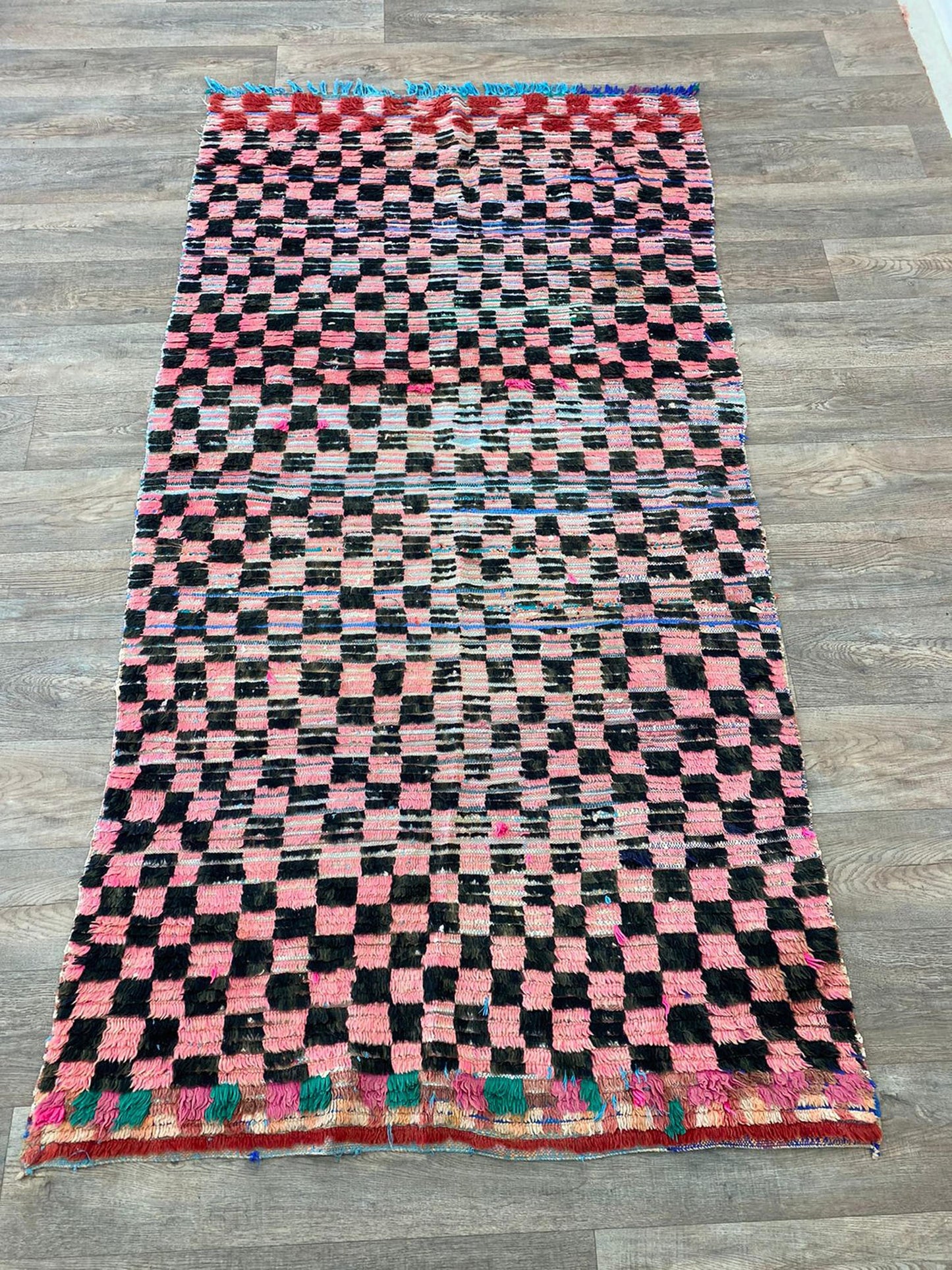 Tapis marocain à carreaux colorés 4x8.