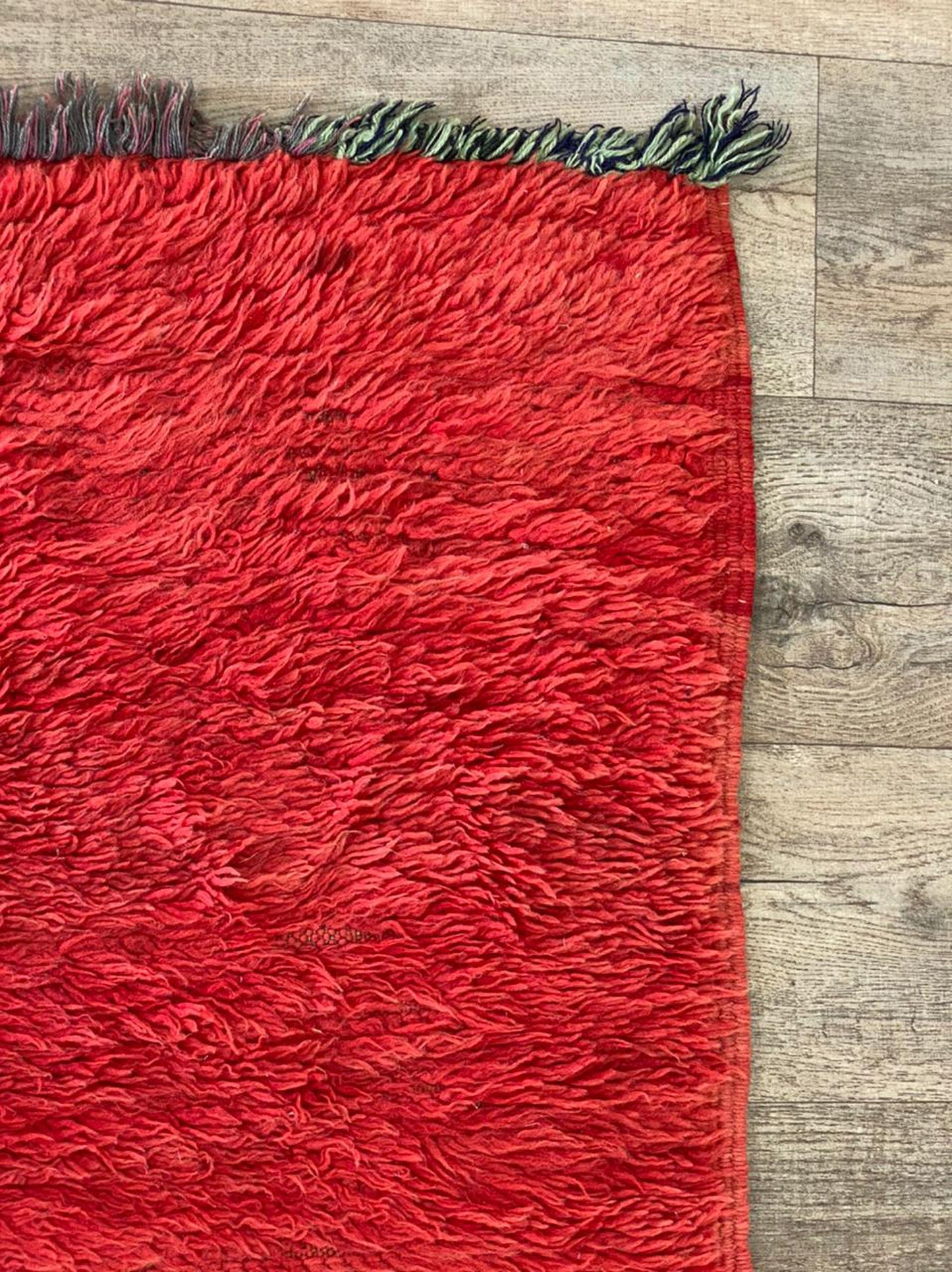 Tapis de couloir marocain étroit rouge uni 3x8.