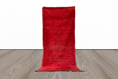 Tapis de couloir marocain étroit rouge uni 3x8.