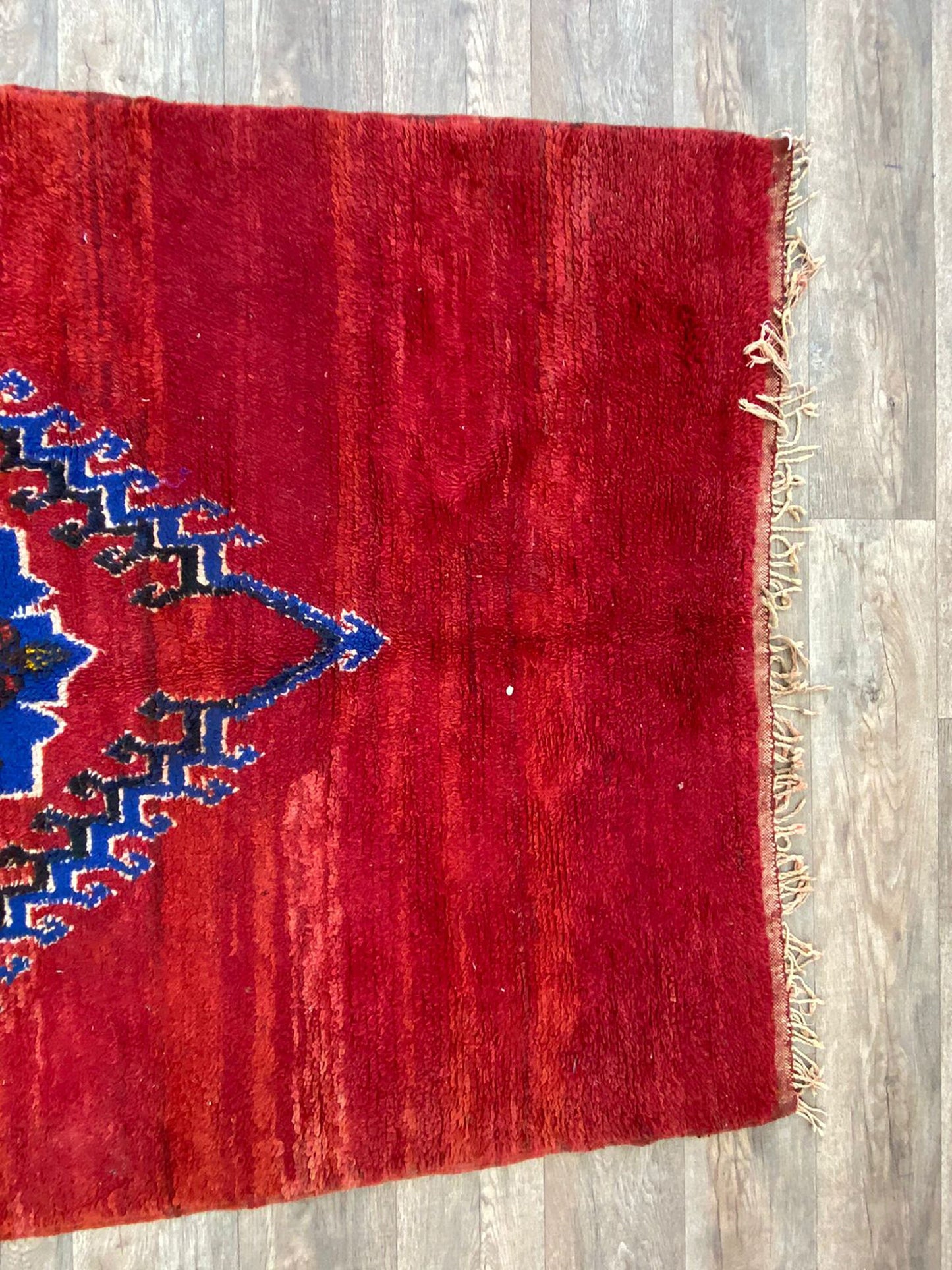 Tapis marocain vintage en laine rouge 5x8 pieds.