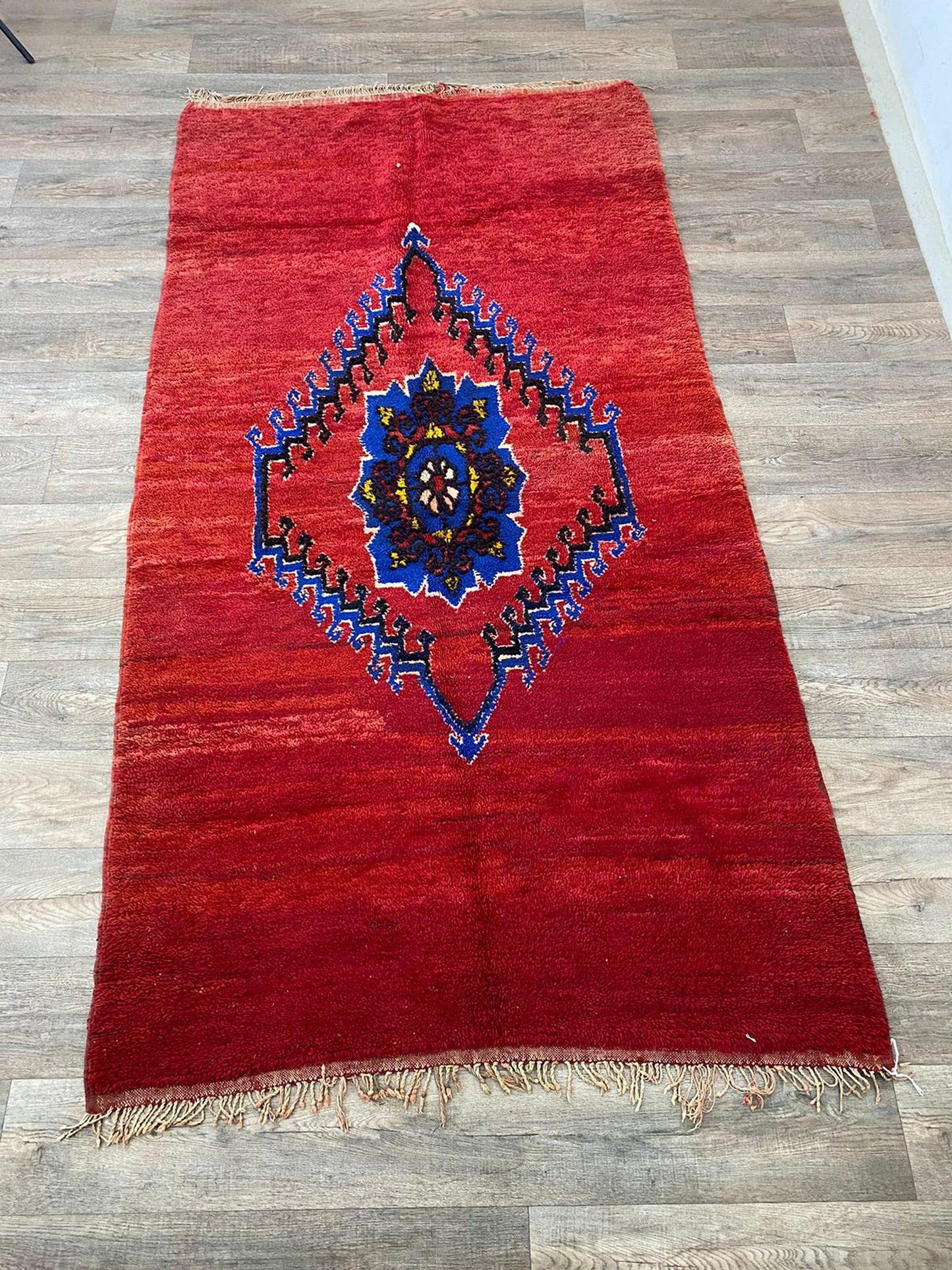 Tapis marocain vintage en laine rouge 5x8 pieds.