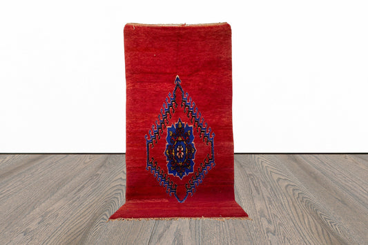 Tapis marocain vintage en laine rouge 5x8 pieds.