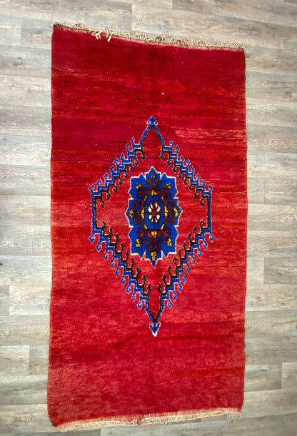 Tapis marocain vintage en laine rouge 5x8 pieds.