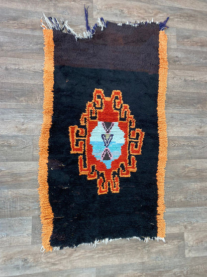 Tapis tissés marocains noirs et oranges 3x6 pieds.