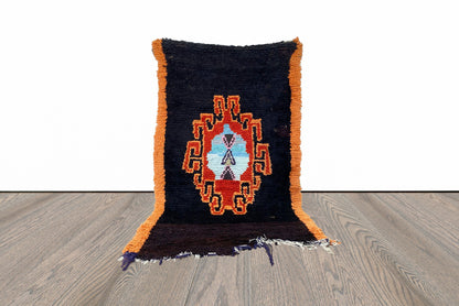 Tapis tissés marocains noirs et oranges 3x6 pieds.