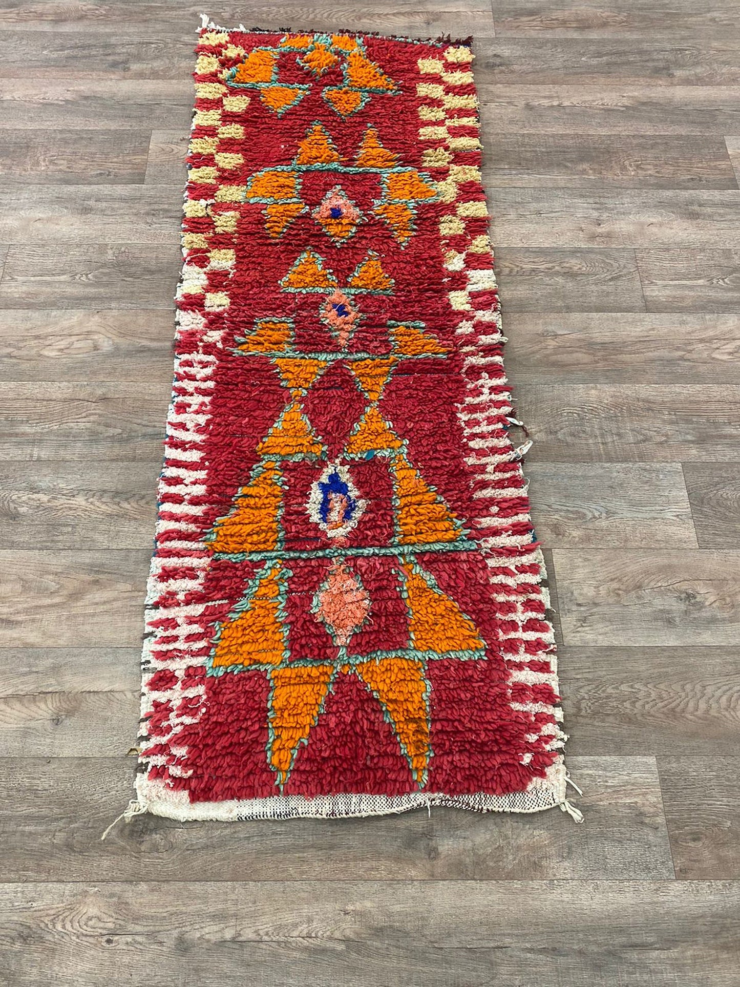 Tapis marocain unique en laine tissé à la main de 2 x 7 pieds.