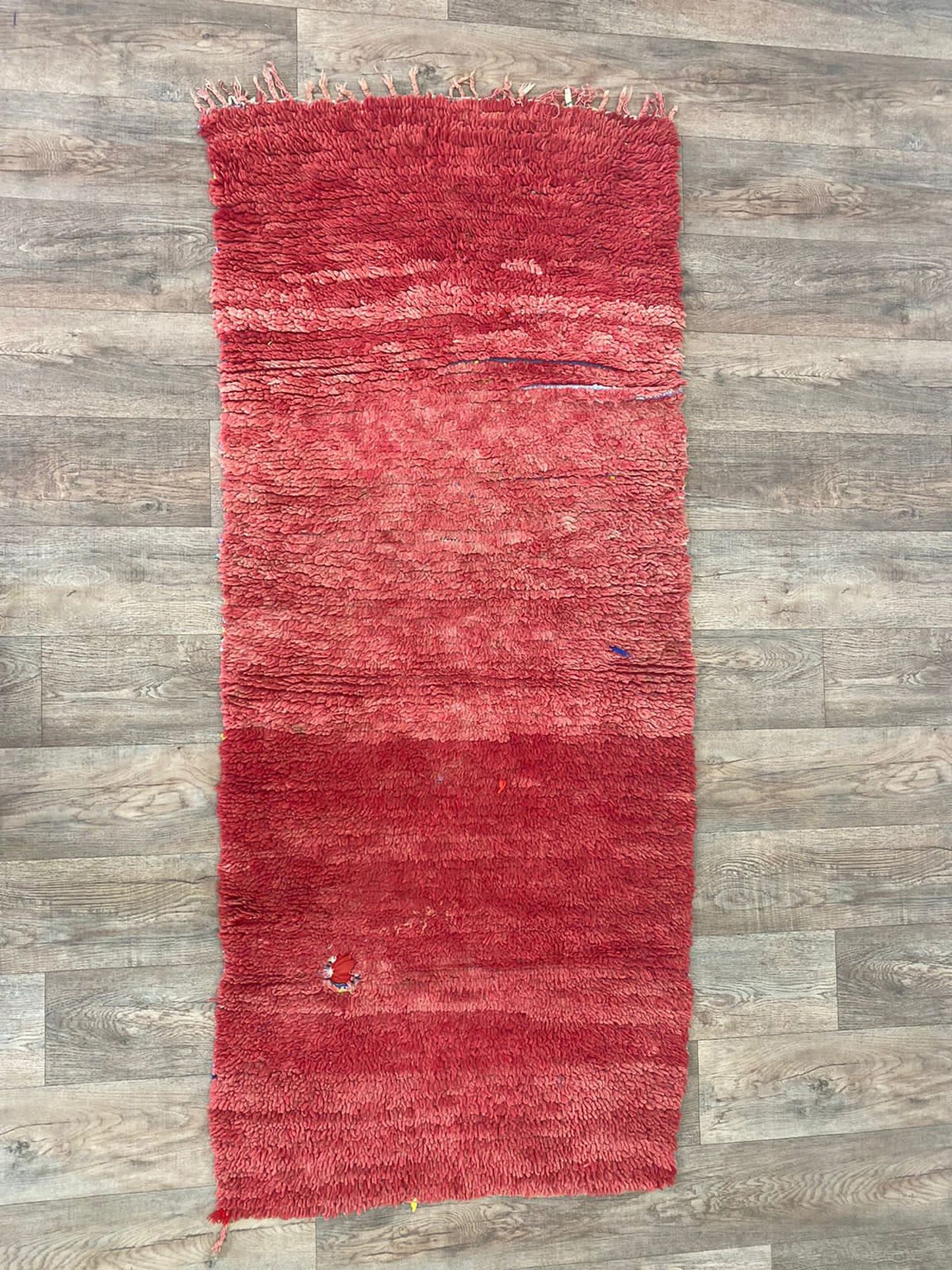 Tapis de couloir marocain en laine rouge 3x7 FT.