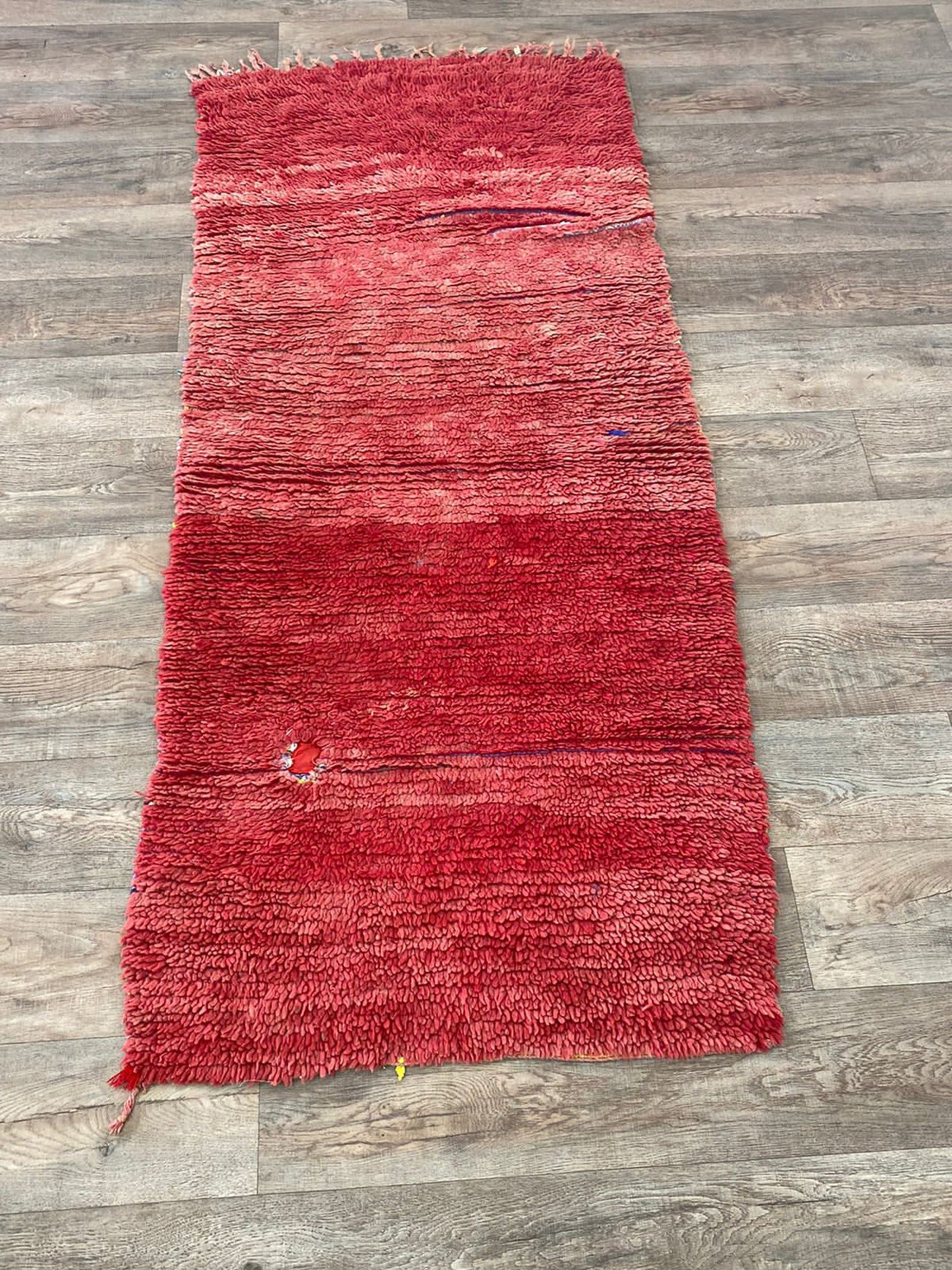 Tapis de couloir marocain en laine rouge 3x7 FT.