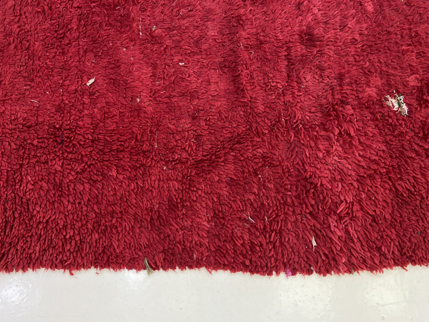 Tapis de couloir berbère marocain en laine rouge 4x10 pi.