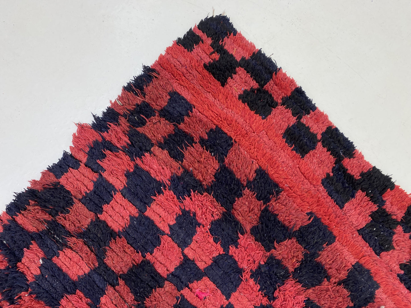 Tapis de couloir marocain à carreaux rouges et noirs 4x10 pi.