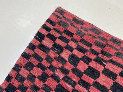 Tapis de couloir marocain à carreaux long rouge et noir 3x13 pi.