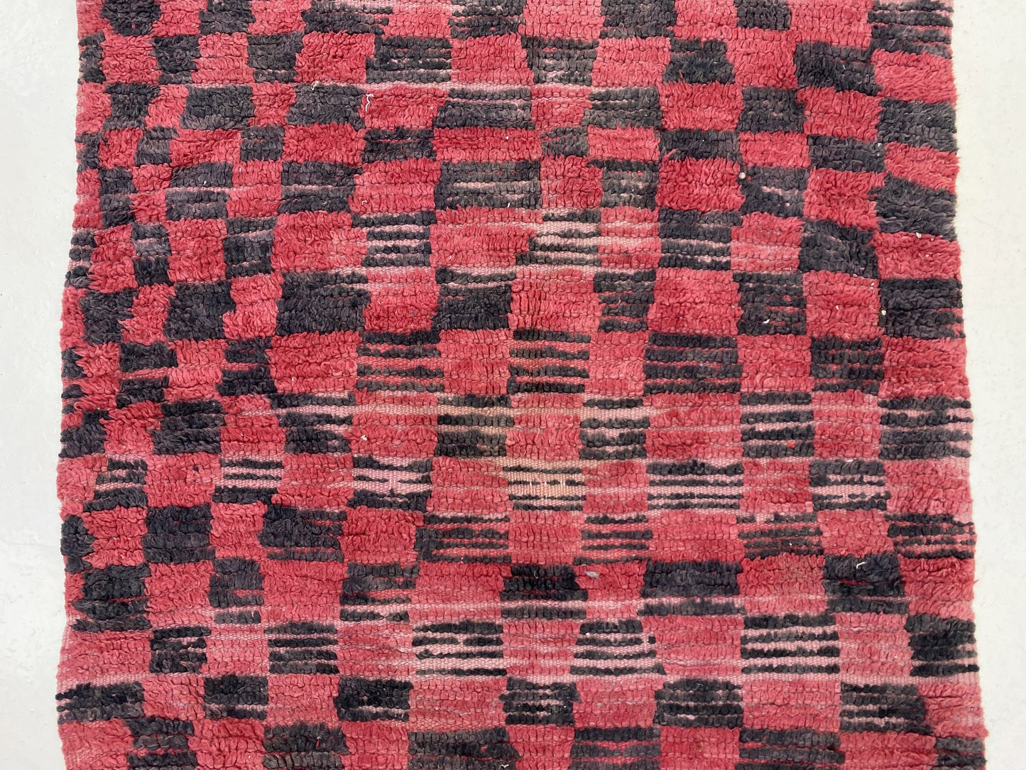 Tapis de couloir marocain à carreaux long rouge et noir 3x13 pi.