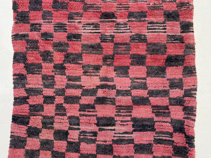 Tapis de couloir marocain à carreaux long rouge et noir 3x13 pi.